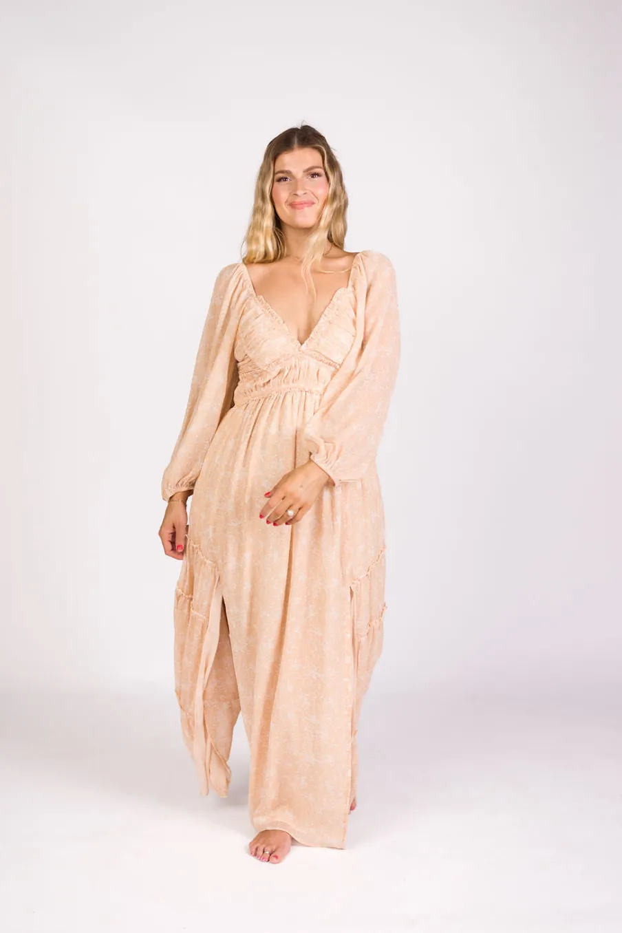 Outlet Worth Collective Daphne Long Sleeve Maxi Dress in Light Beige/White Floral - Bump Frien