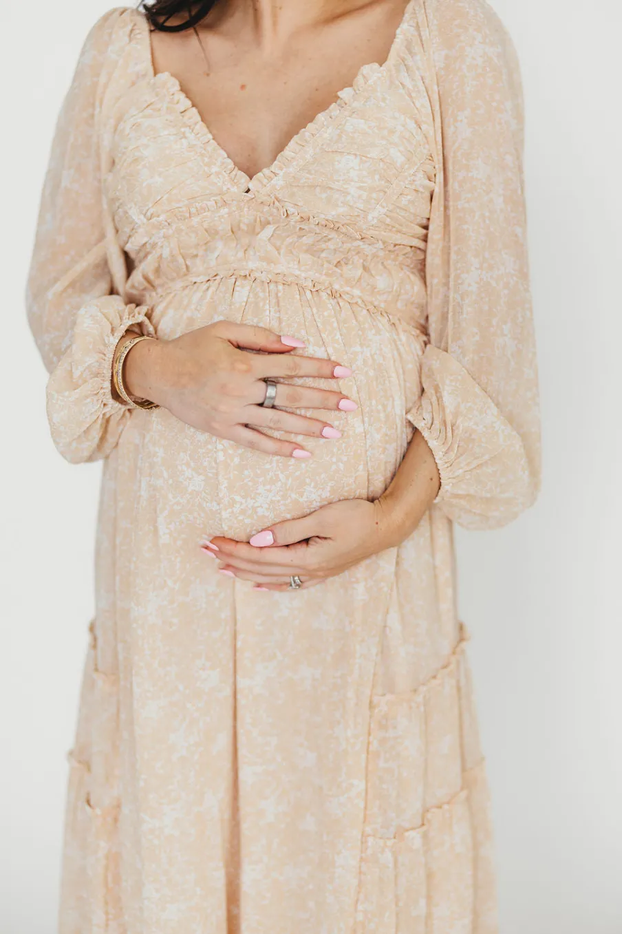 Outlet Worth Collective Daphne Long Sleeve Maxi Dress in Light Beige/White Floral - Bump Frien