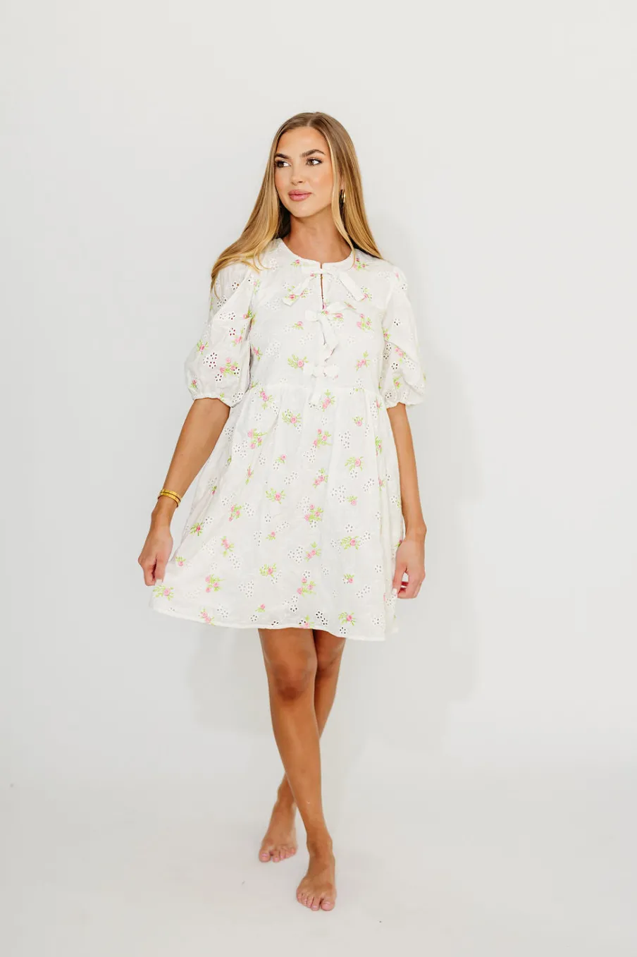 Discount Worth Collective Saylor Floral Dress in White Pink
