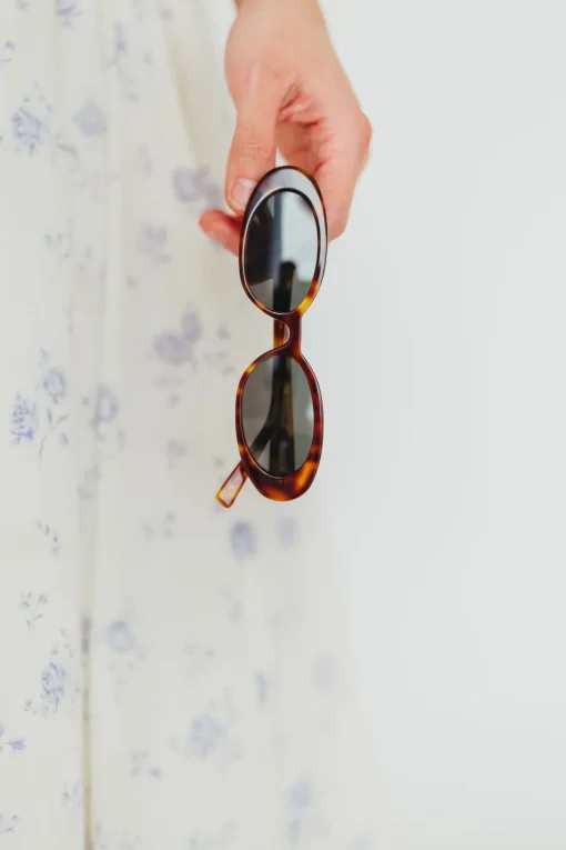 Hot Worth Collective The Carter Sunglasses in Hazel Green Tort